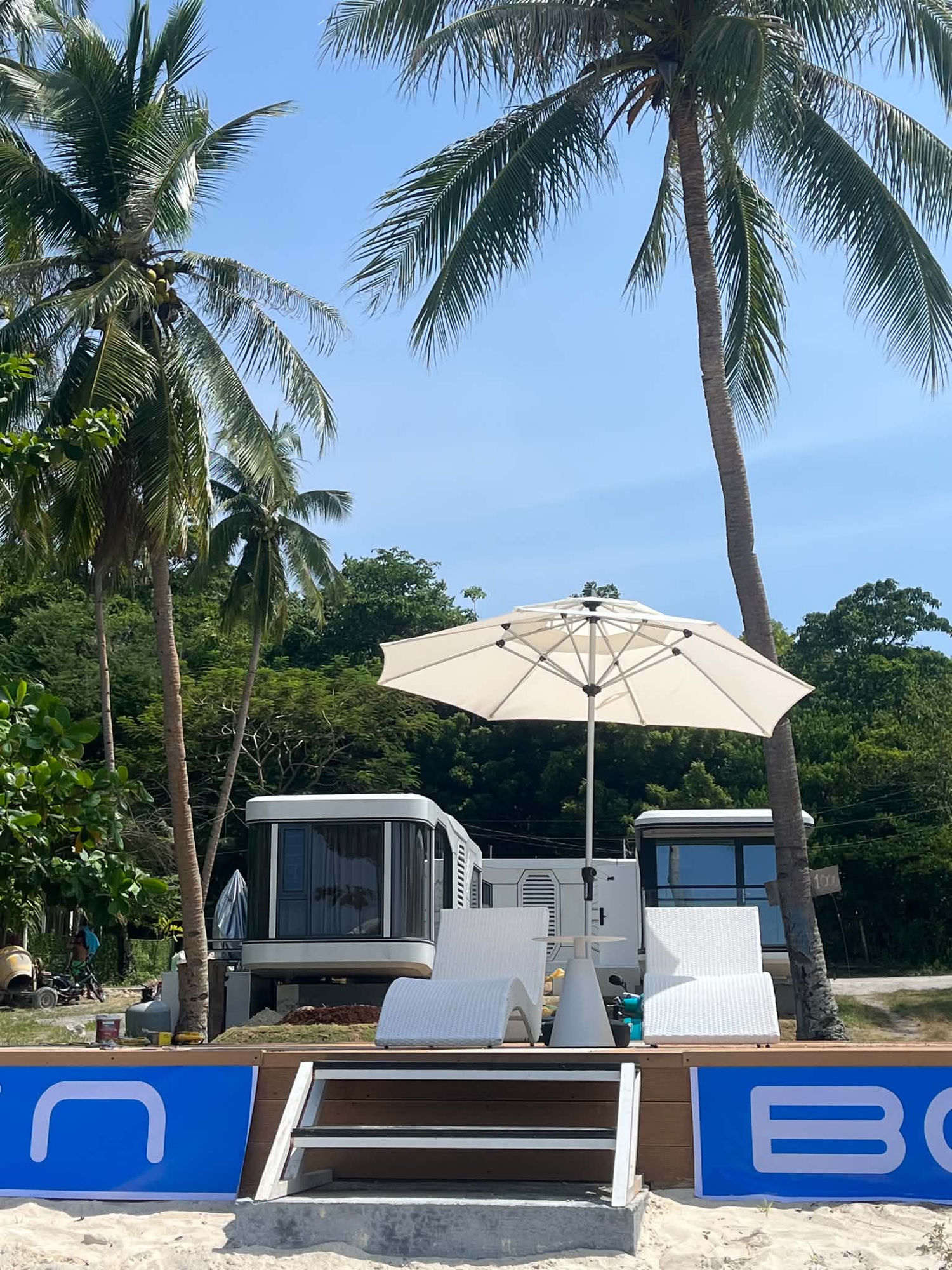 Arriving at Alien Beach Club, Siquijor